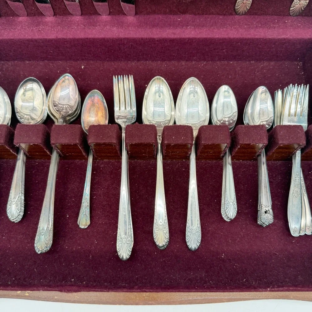 1847 Rogers Bros Adoration Silver Plate Flatware Set 50 Piece with Wood Case